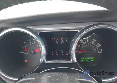 2008 Ford Mustang V6 Deluxe/V6 Premium z USA, uszkodzony, nr VIN 1ZVHT80N385142083